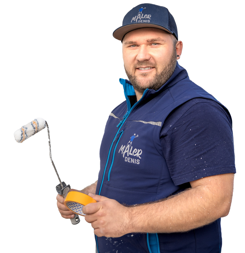 Ein Maler in Arbeitskleidung und Firmenkappe hält eine Farbrolle sowie ein Abstreifgitter in den Händen. Die Kleidung zeigt Farbspritzer, was auf aktive Malerarbeiten hinweist. Der Hintergrund ist freigestellt, wodurch der Fokus vollständig auf der Person und dem Werkzeug liegt. Die Szene vermittelt Professionalität und handwerkliches Know-how.